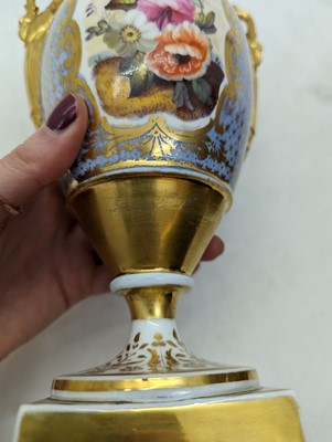 Lot 231 - A Chamberlain's Worcester porcelain vase
