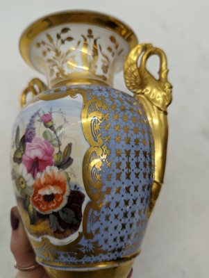 Lot 231 - A Chamberlain's Worcester porcelain vase