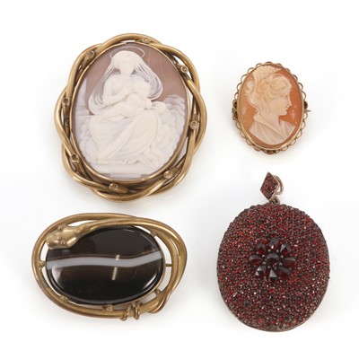 Lot 179 - A small group of antique brooches/pendants
