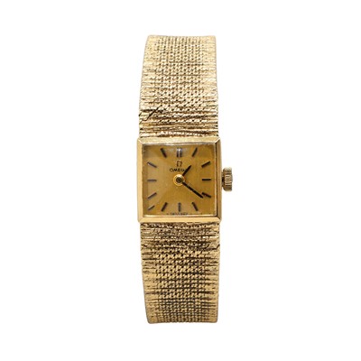 Lot 300 - A 9ct gold ladies' Omega mechanical bracelet watch