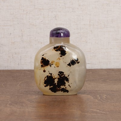 Lot 136 - A Chinese agate snuff bottle