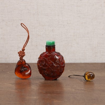 Lot 155 - A Chinese amber snuff bottle