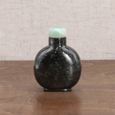 Lot 140 - A Chinese spinach jade snuff bottle