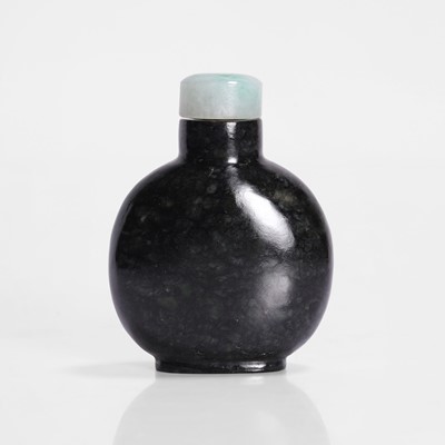 Lot 170 - A Chinese spinach jade snuff bottle