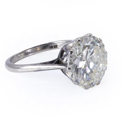 Lot 71 - An impressive single stone diamond ring