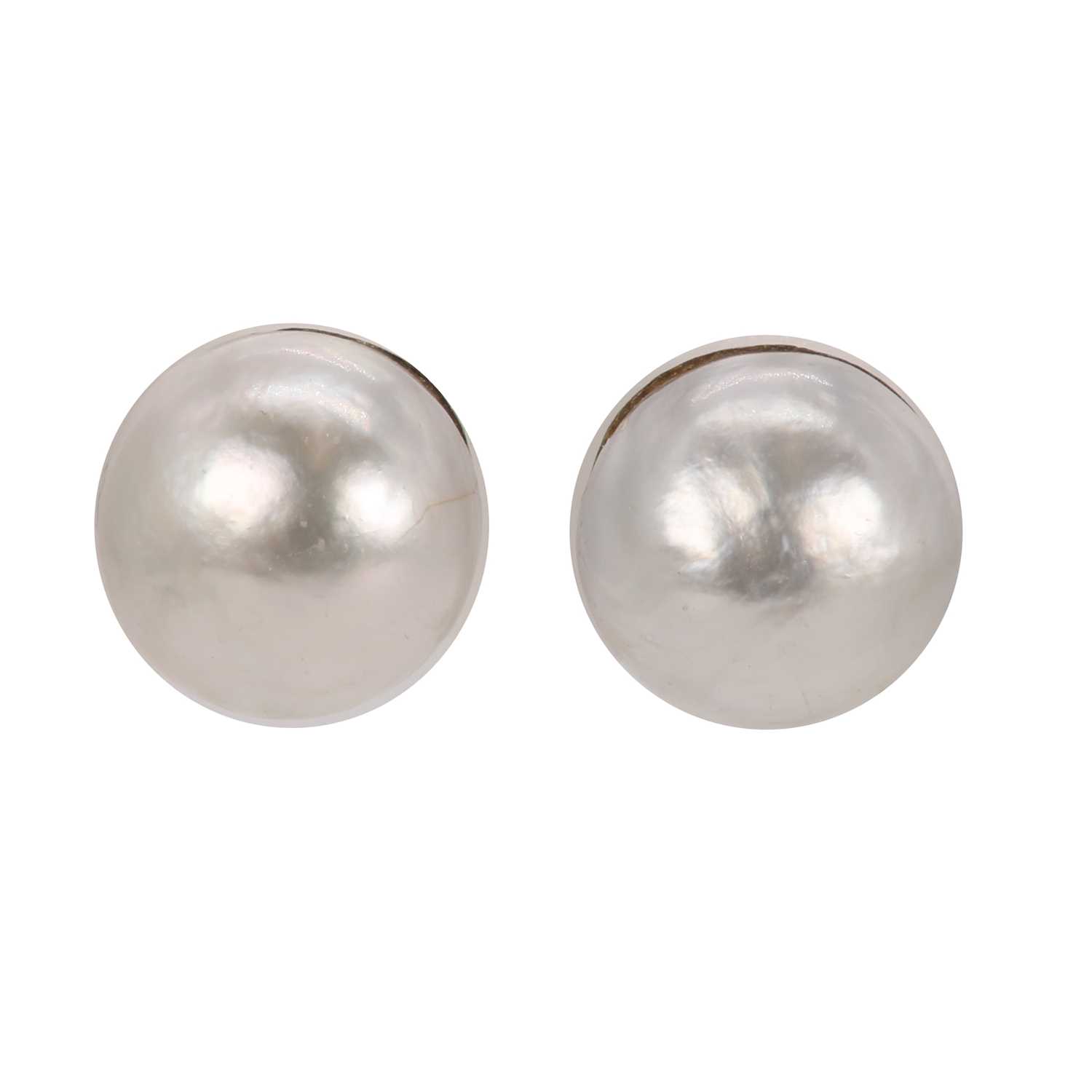 Lot 117 - A pair of pearl stud earrings