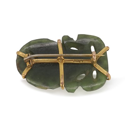 Lot 97 - A New Zealand jade tiki brooch