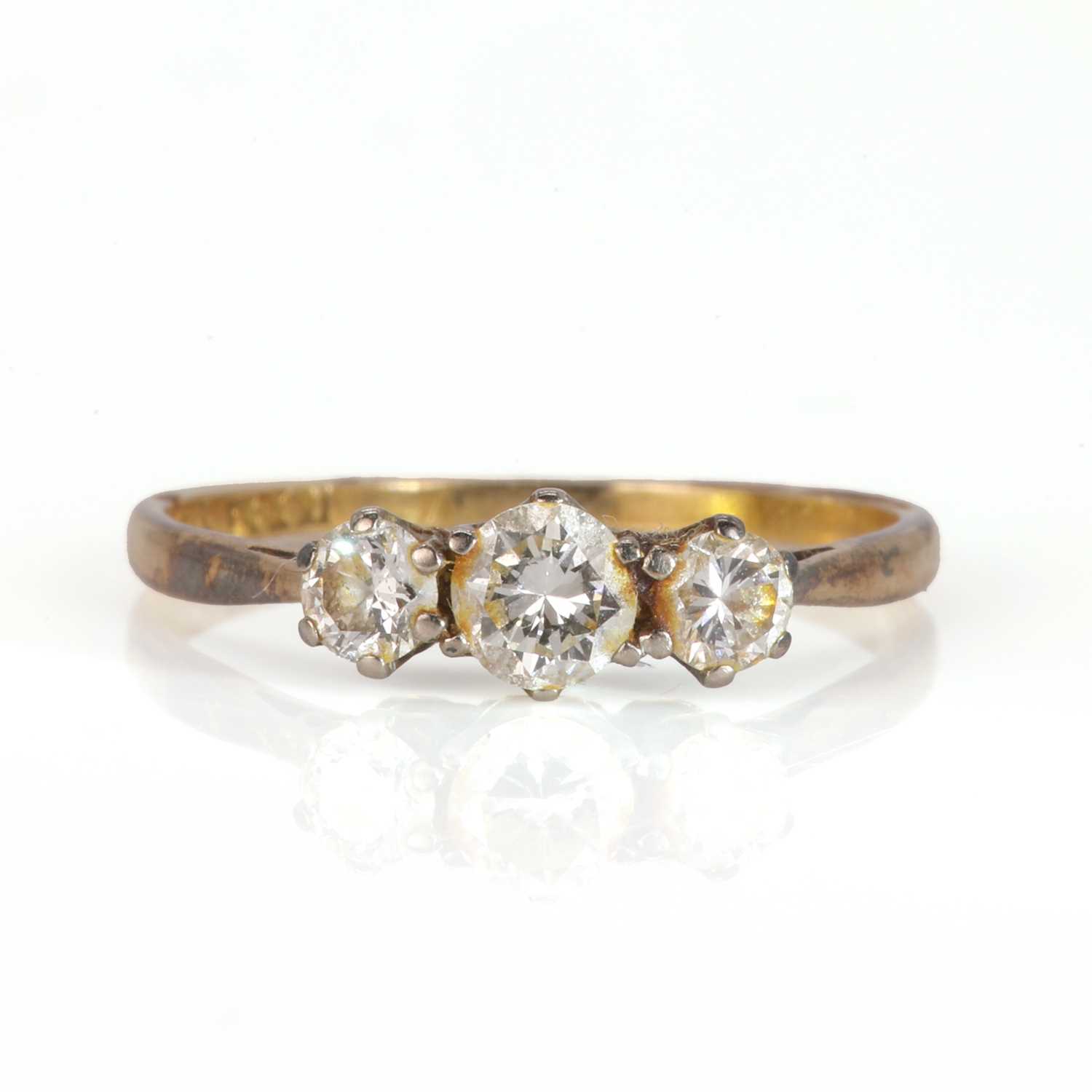 Lot 46 - A graduated three stone diamond ring