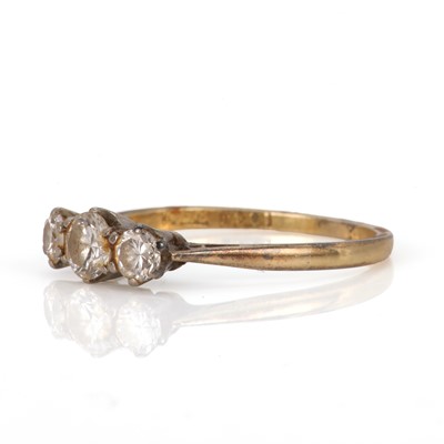 Lot 46 - A graduated three stone diamond ring