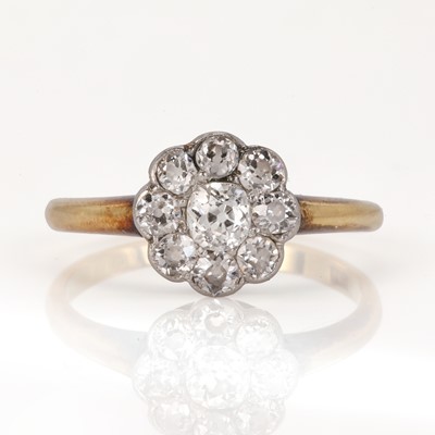 Lot 11 - An early 20th century diamond daisy cluster ring
