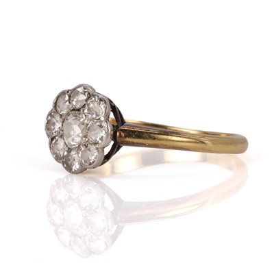 Lot 11 - An early 20th century diamond daisy cluster ring