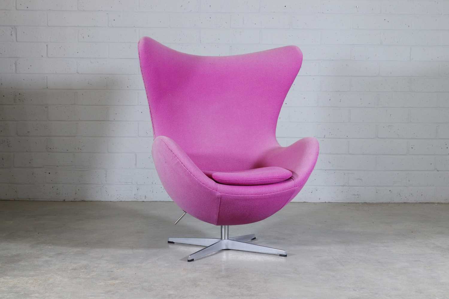 Lot 216 An Egg Chair   628602 0 Medium 