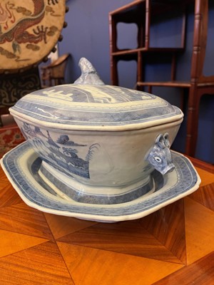 Lot 178 - A collection of Chinese export porcelain