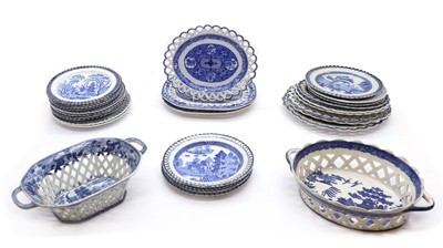 Lot 194 - A collection of blue and white pottery