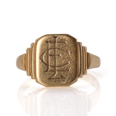 Lot 268 - An 18ct gold signet ring