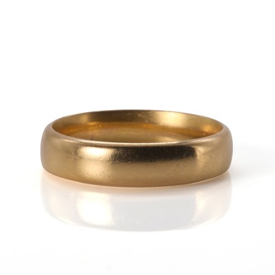 Lot 256 - A 22ct gold wedding ring