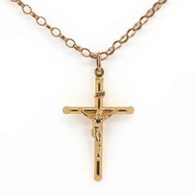 Lot 253 - A 9ct gold crucifix pendant