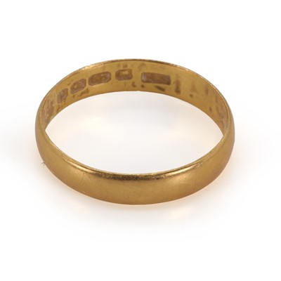 Lot 254 - A 22ct gold wedding band