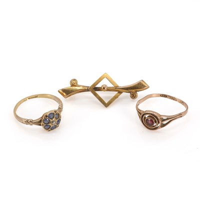 Lot 168 - Two Edwardian rings and a gold brooch