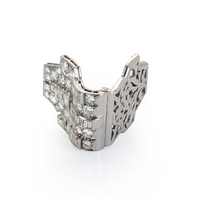 Lot 68 - A French Art Deco diamond single clip brooch