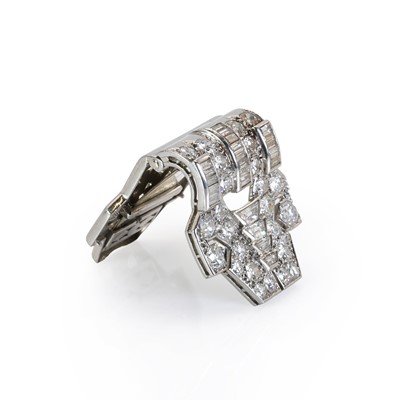 Lot 68 - A French Art Deco diamond single clip brooch