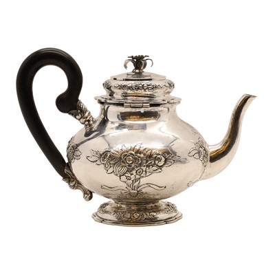 Lot 28 - A silver teapot