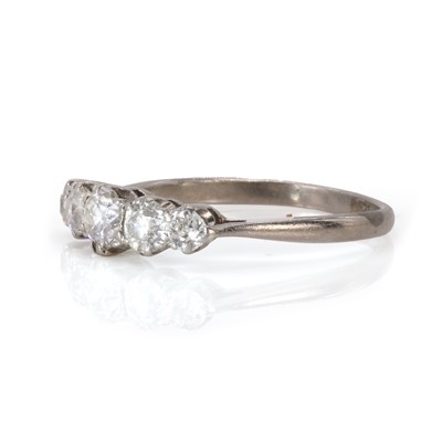 Lot 37 - A diamond five stone ring