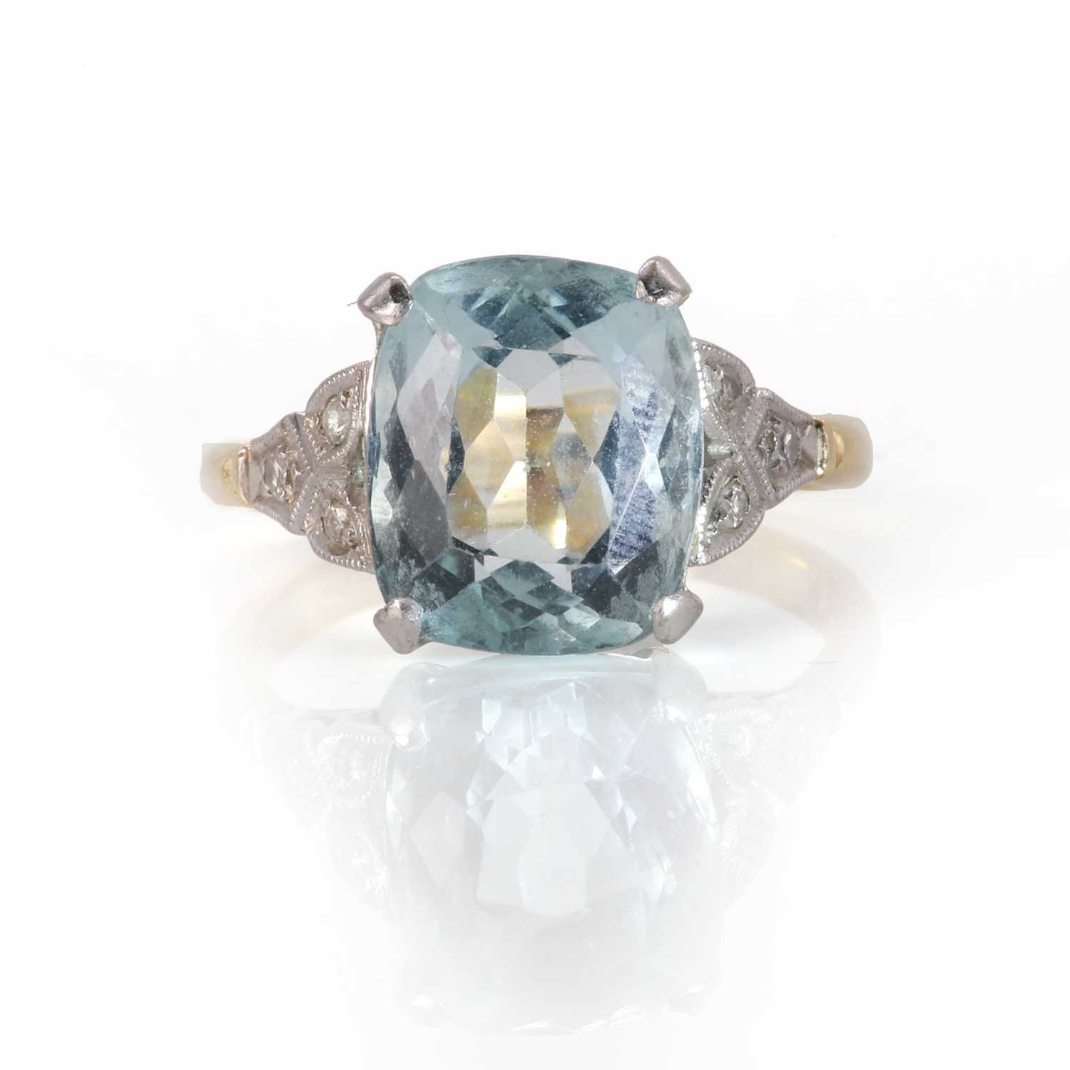 Lot 89 - An 18ct gold aquamarine and diamond ring