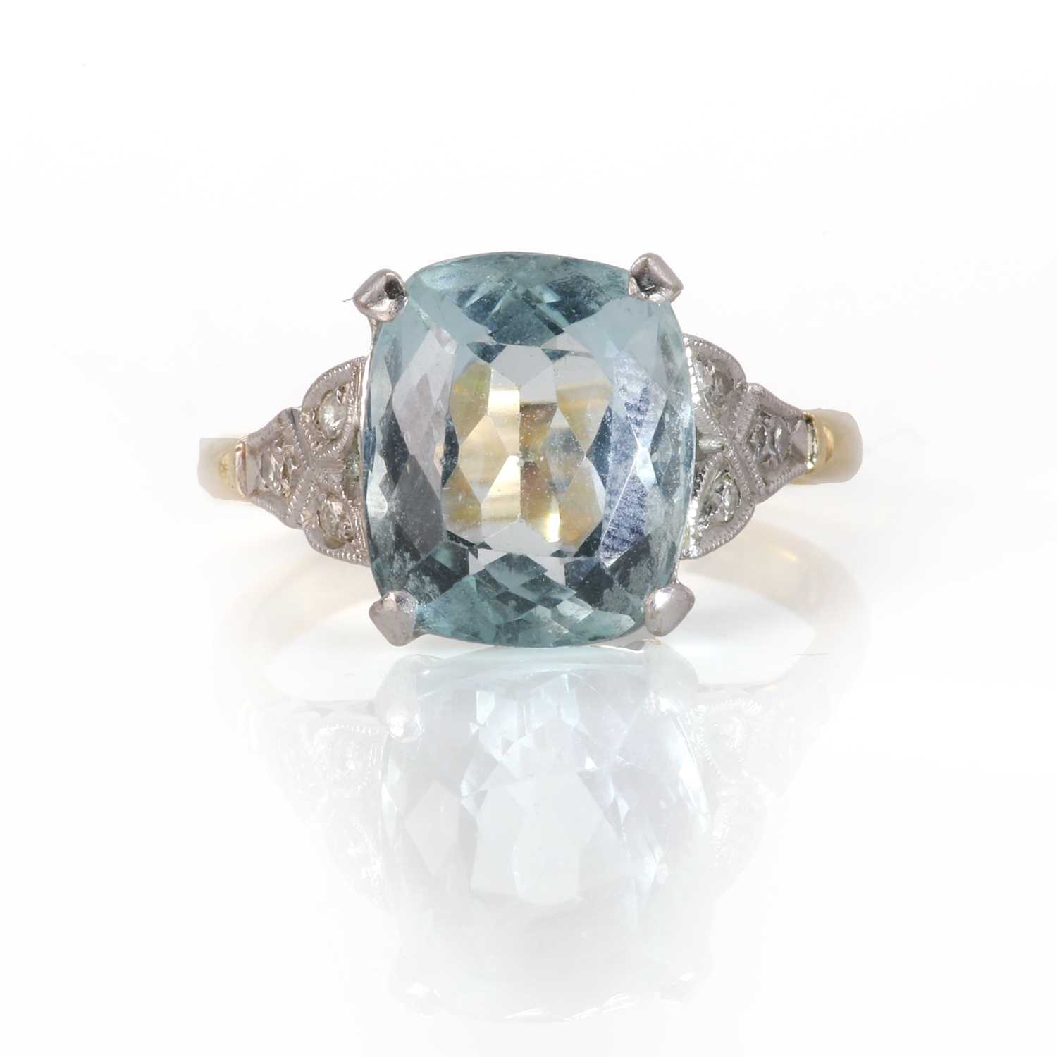 Lot 89 - An 18ct gold aquamarine and diamond ring,