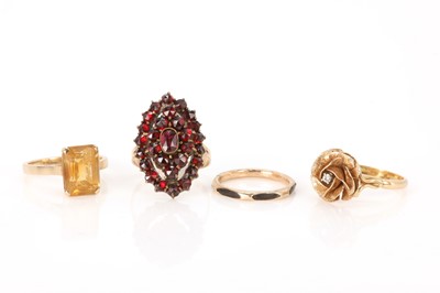 Lot 331 - A small group of rings