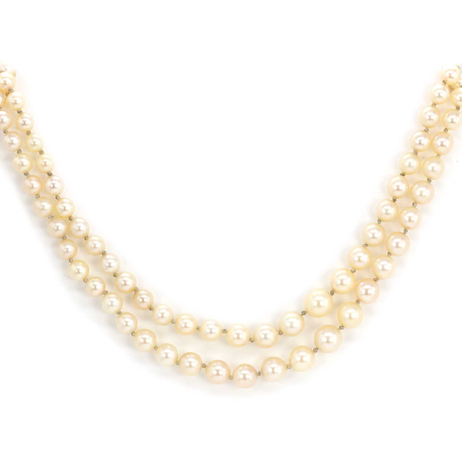 Lot 129 - A graduated double row of cultured pearls,