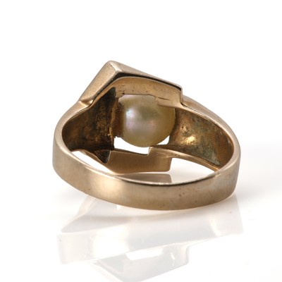 Lot 120 - A modern gold cultured pearl set ring