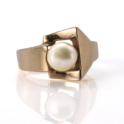 Lot 120 - A modern gold cultured pearl set ring