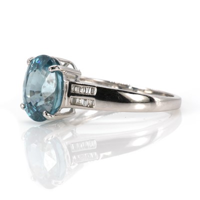 Lot 95 - A 9ct white gold topaz and diamond ring