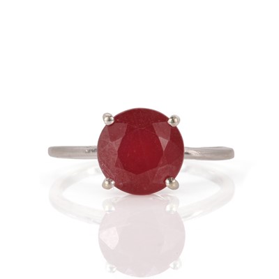 Lot 67 - A 9ct white gold fracture filled ruby ring