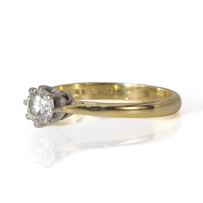 Lot 60 - An 18ct single stone diamond ring