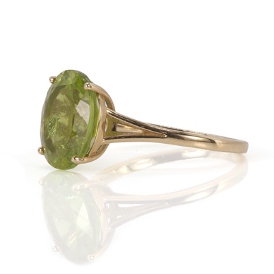 Lot 82 - A 9ct gold peridot ring