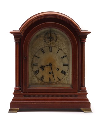 Lot 108 - An oak mantle clock