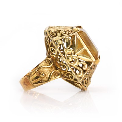 Lot 94 - A gold citrine set pierced scroll design ring