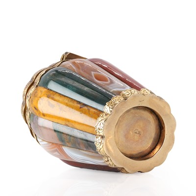 Lot 291 - A Scottish Victorian gold mounted agate vinaigrette, c.1850