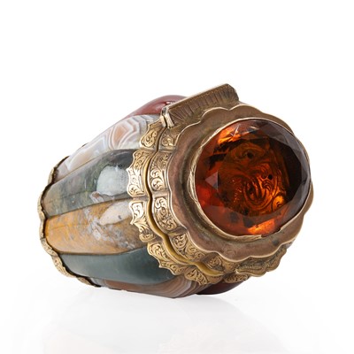 Lot 291 - A Scottish Victorian gold mounted agate vinaigrette, c.1850