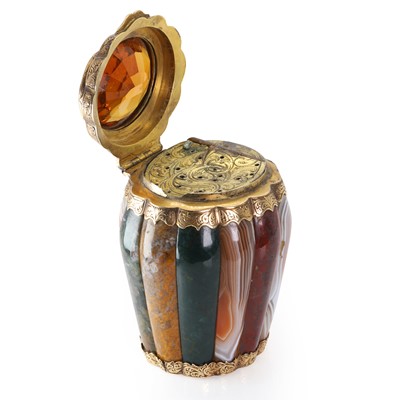 Lot 291 - A Scottish Victorian gold mounted agate vinaigrette, c.1850