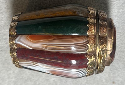 Lot 291 - A Scottish Victorian gold mounted agate vinaigrette, c.1850