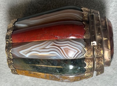 Lot 291 - A Scottish Victorian gold mounted agate vinaigrette, c.1850