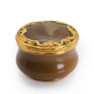 Lot 287 - A Continental gold 18ct gold mounted banded agate snuffbox
