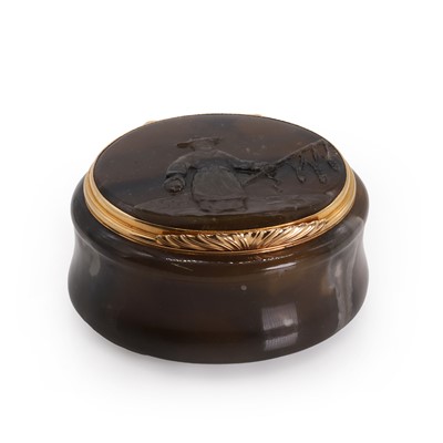 Lot 288 - A Continental gold mounted agate snuffbox