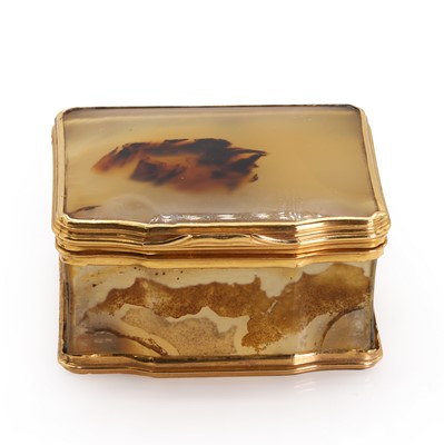 Lot 283 - A Continental gold mounted moss agate snuff box