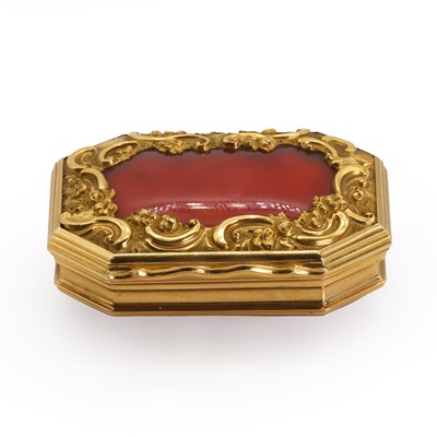 Lot 284 - A gold mounted hardstone snuffbox