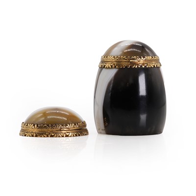 Lot 295 - A gold mounted barrel shaped banded agate snuffbox