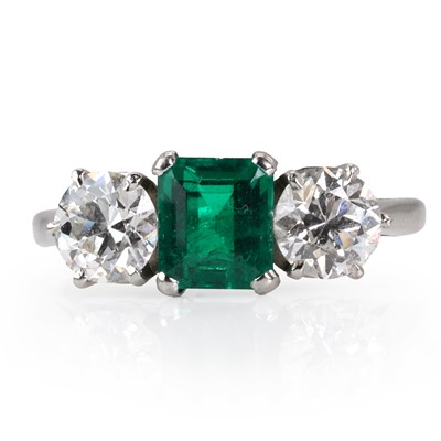 Lot 182 - An emerald and diamond three stone ring